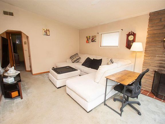 4th image of 702 Valley Dr