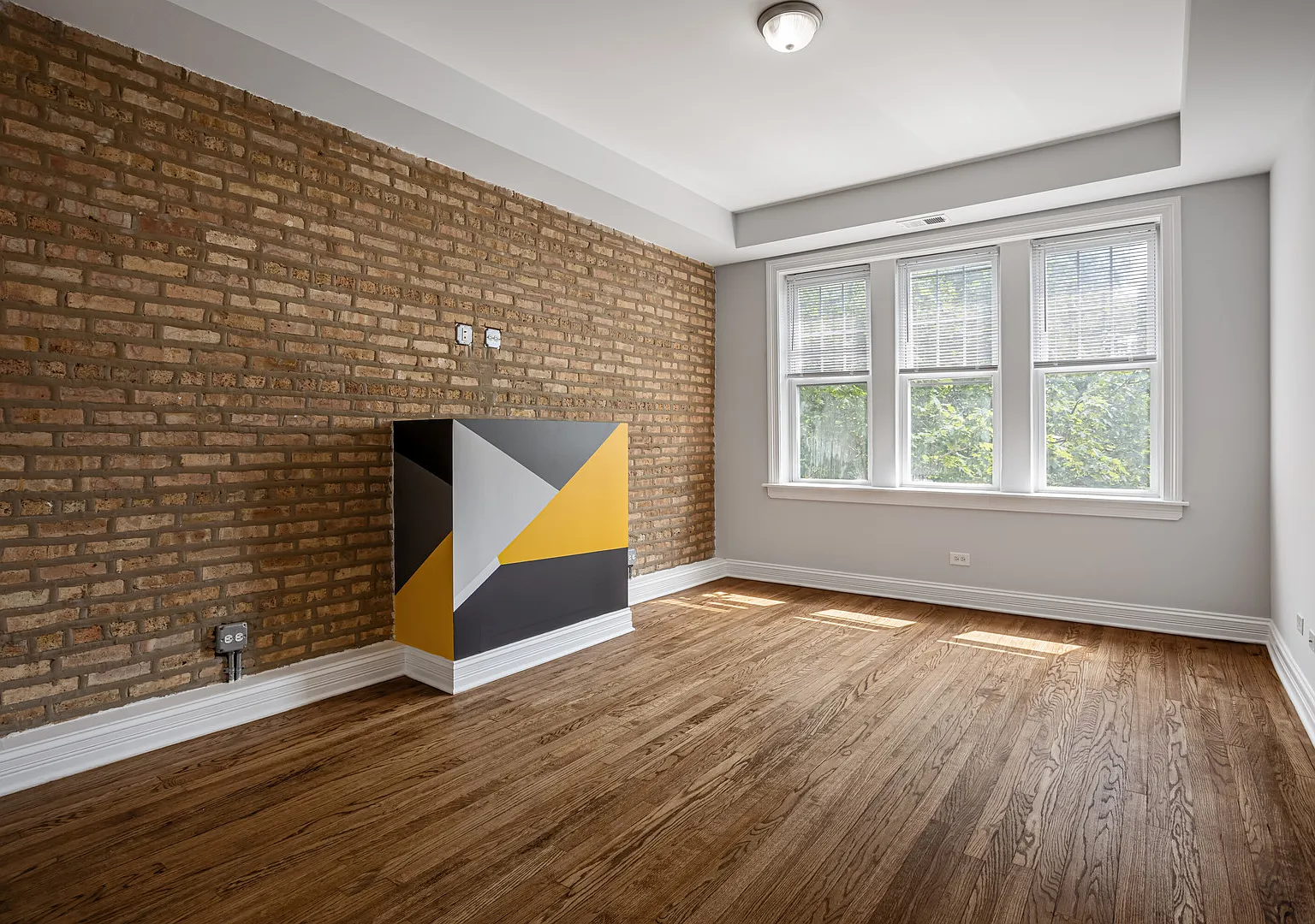 2 bed, 760 sqft, $2,118 — Photo 2