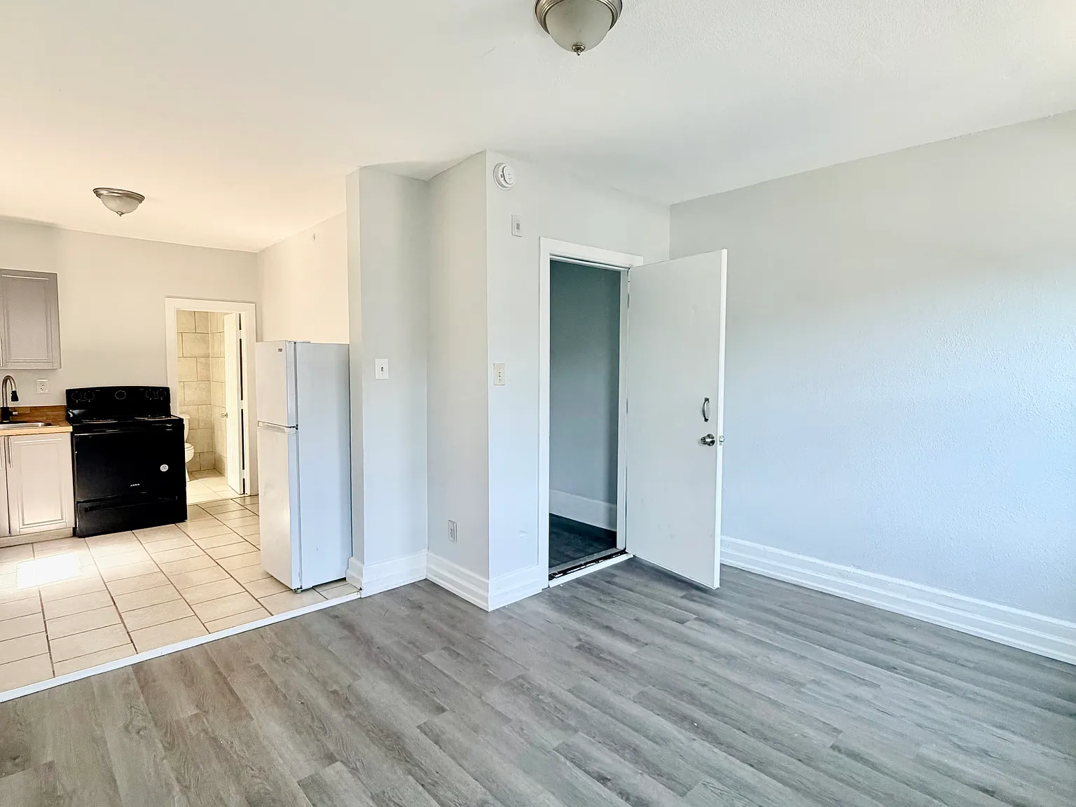 Available Now: Studio Apartment in Frankford — Photo 1