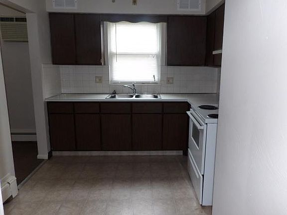 3rd image of 973 Patricia Dr APT 2