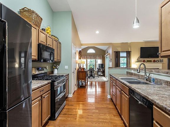 3rd image of 133 Beresford Ln