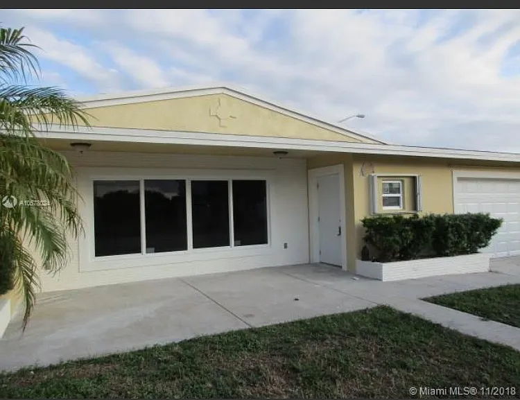Photo 2 of 10 - 2391 NW 6th Pl #2 - Fort Lauderdale, FL Building Photo - 2391 NW 6th Pl #2