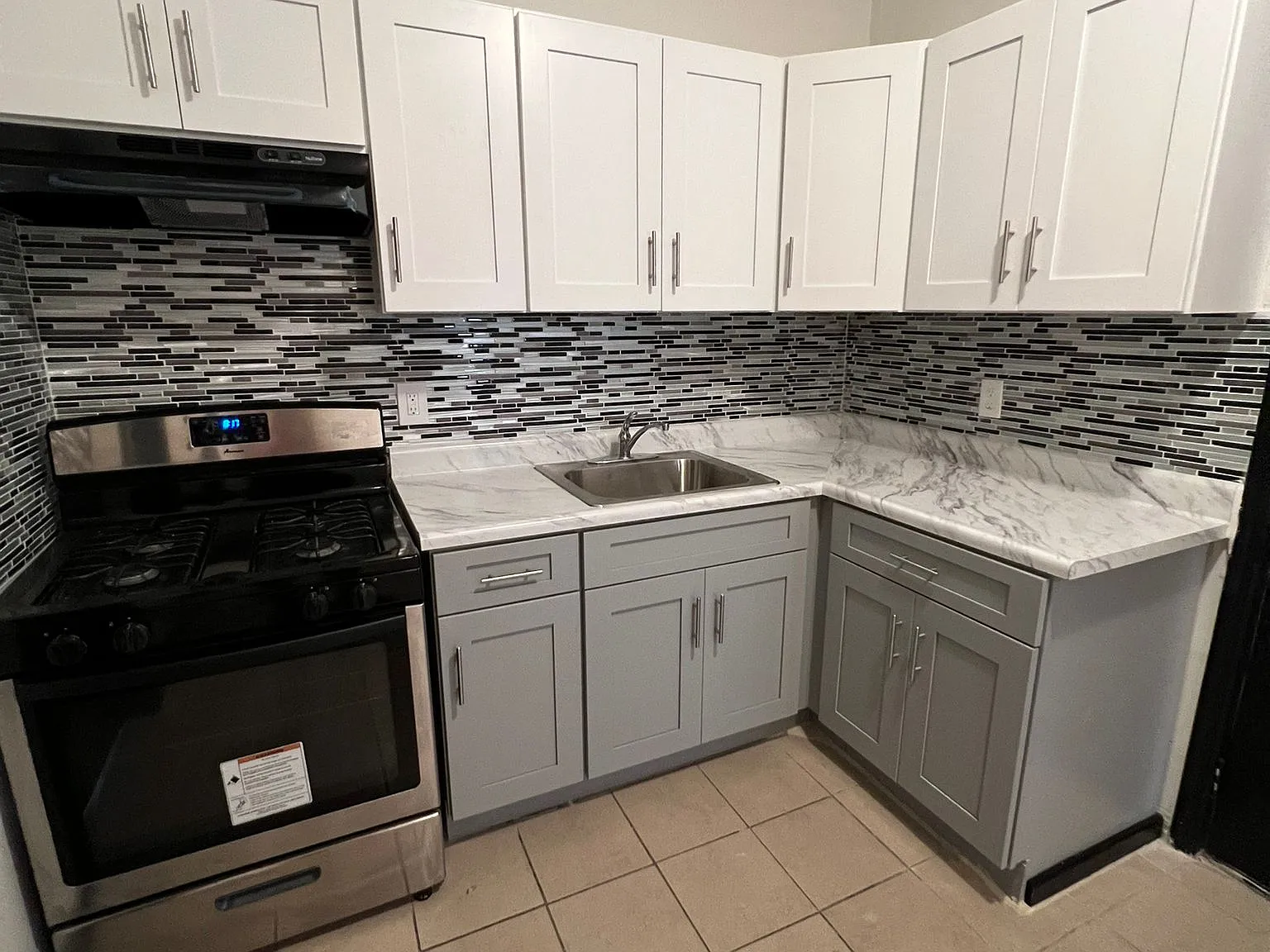 3 bed, 1000 sqft, $1,800 — Photo 1
