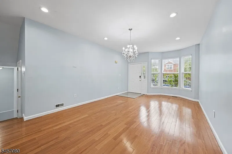 3 bed, 4.0 bath, 1930 sqft, $4,050 — Photo 3
