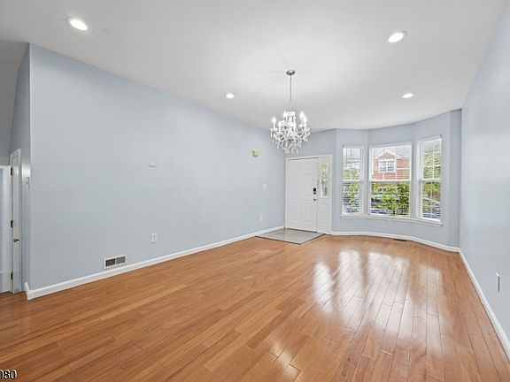 3rd image of 20 Gordon Cir
