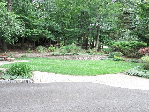 4th image of 36 Dawn Ln