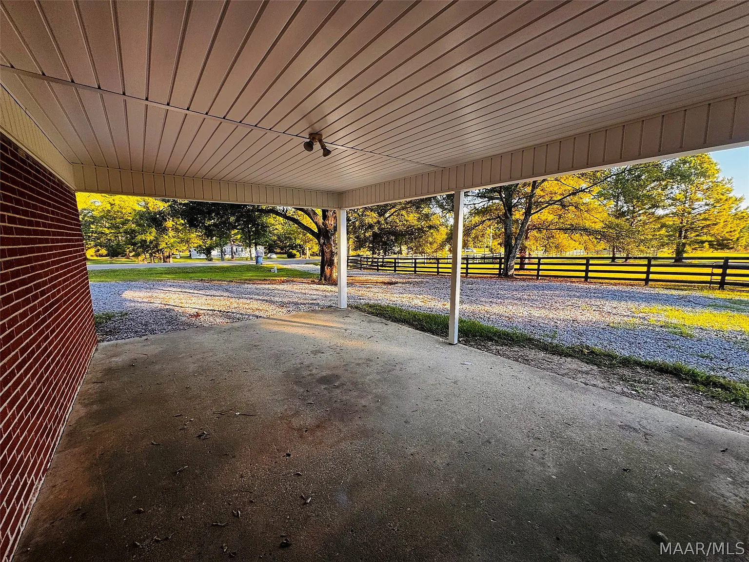 3 bed, 1.0 bath, 1200 sqft, $1,300 — Photo 2