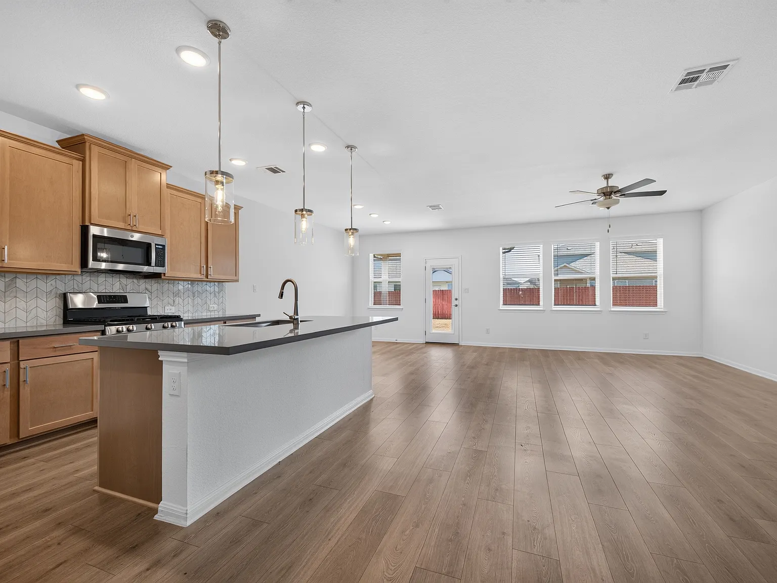 5 bed, 2722 sqft, $2,550 — Photo 4
