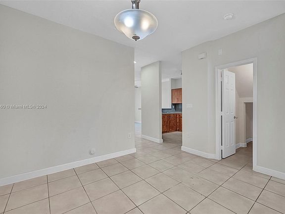 4th image of 1385 SE 26th Ave