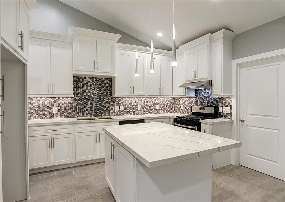 1st image of 15719 Creekhaven Dr