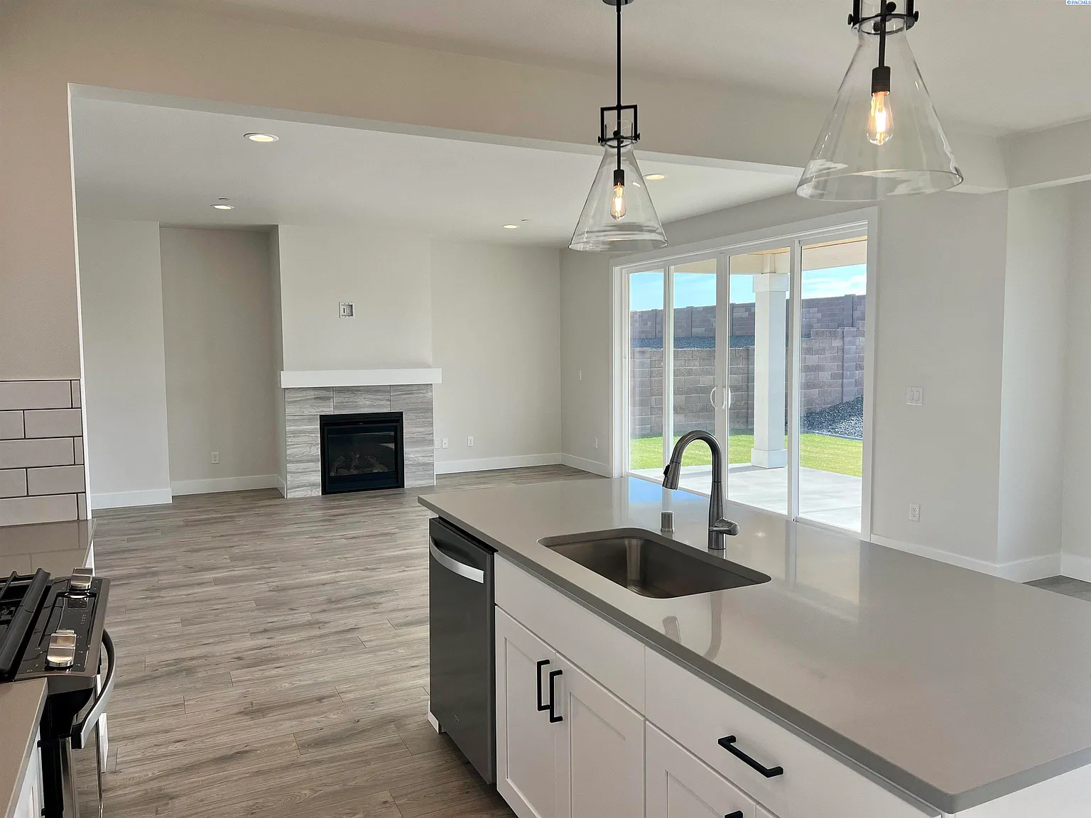 3 bed, 2.0 bath, 2127 sqft, $3,295 — Photo 3