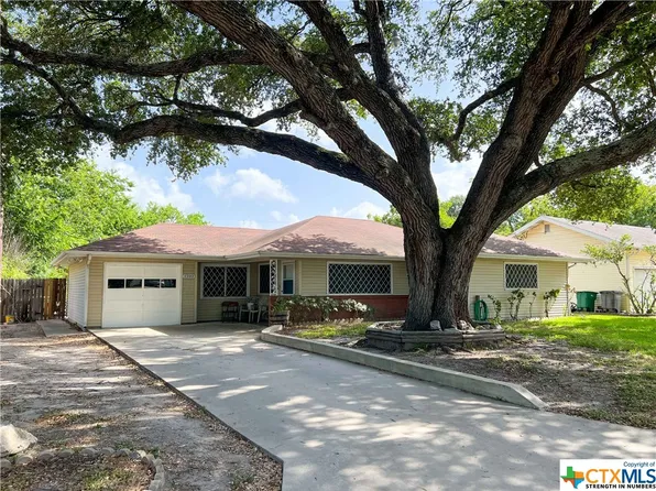 1202 E Locust Ave, Victoria, TX 77901