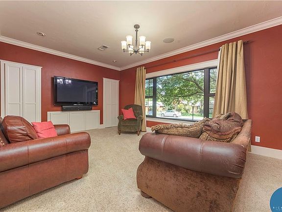 4th image of 3901 Oakdale Dr