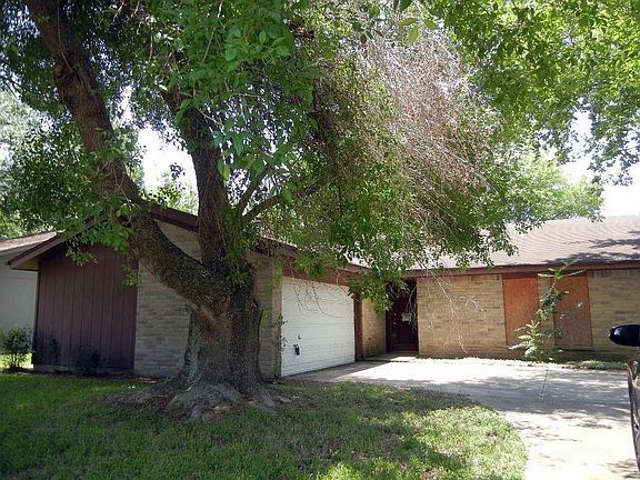 2nd image of 1702 Castle Creek Dr
