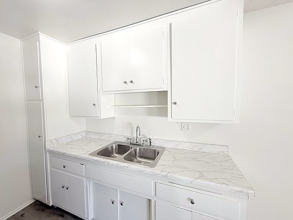 4th image of 5000 Woodman Ave APT 16