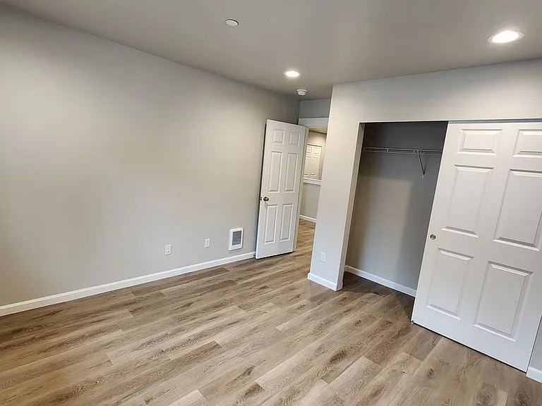 14916 Canyon Rd E — Photo 22