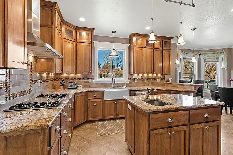 5 bed, 2500 sqft, $4,500 — Photo 3