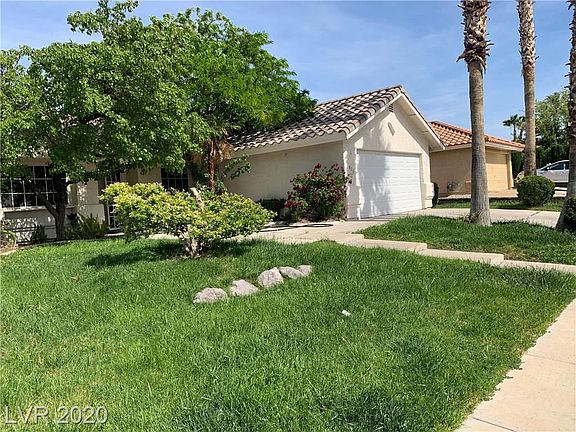 2nd image of 826 Holly Lake Way