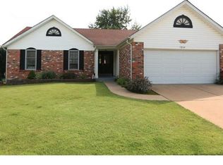 1934 Fernwood Trail Dr, Florissant, MO 63031