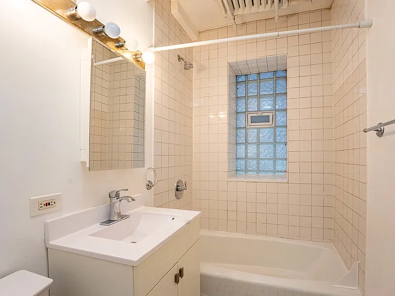 1012 N Oakley Blvd #G — Photo 10