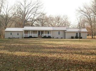 11299 Duquoin St, Benton, IL 62812