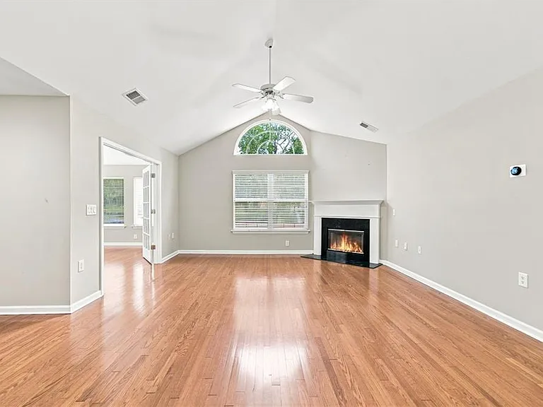 3204 Village Ln — Photo 7
