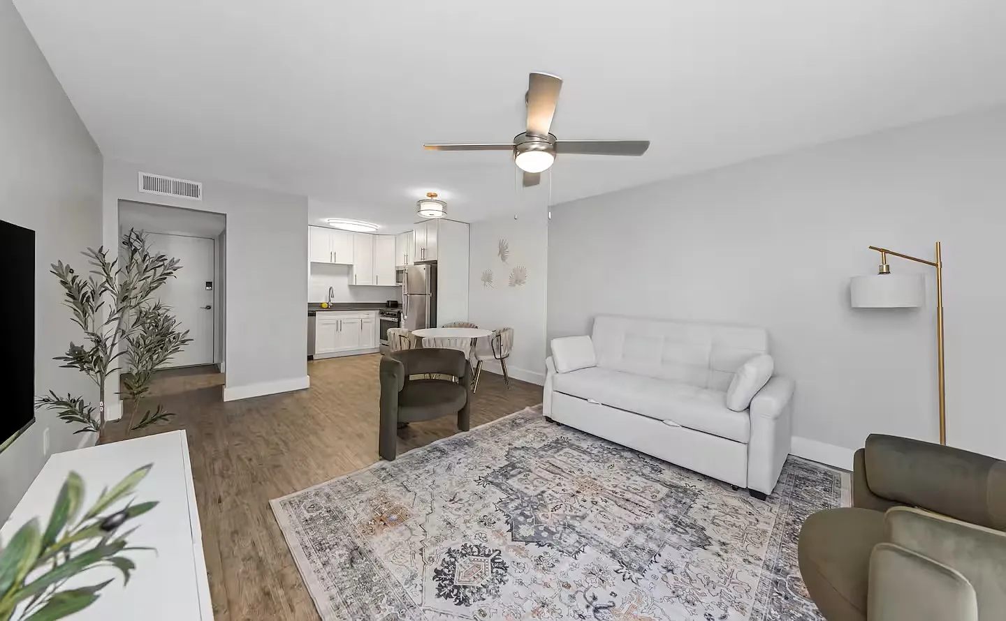 1 bed, 900 sqft, $1,700 — Photo 2