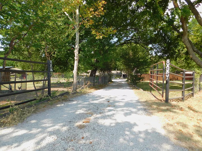 897 John George Ln — Photo 4