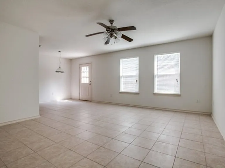909 Parkplace Rdg — Photo 3