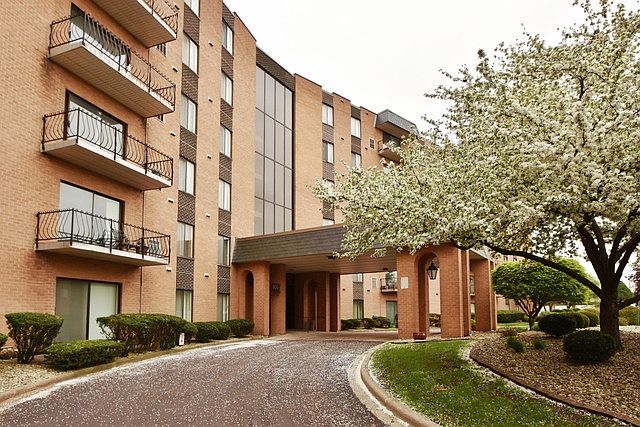 1st image of 900 W Sunset Dr APT 211