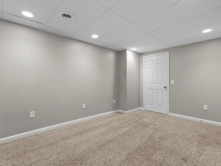 6593 Buckingham Palace Dr — Photo 37
