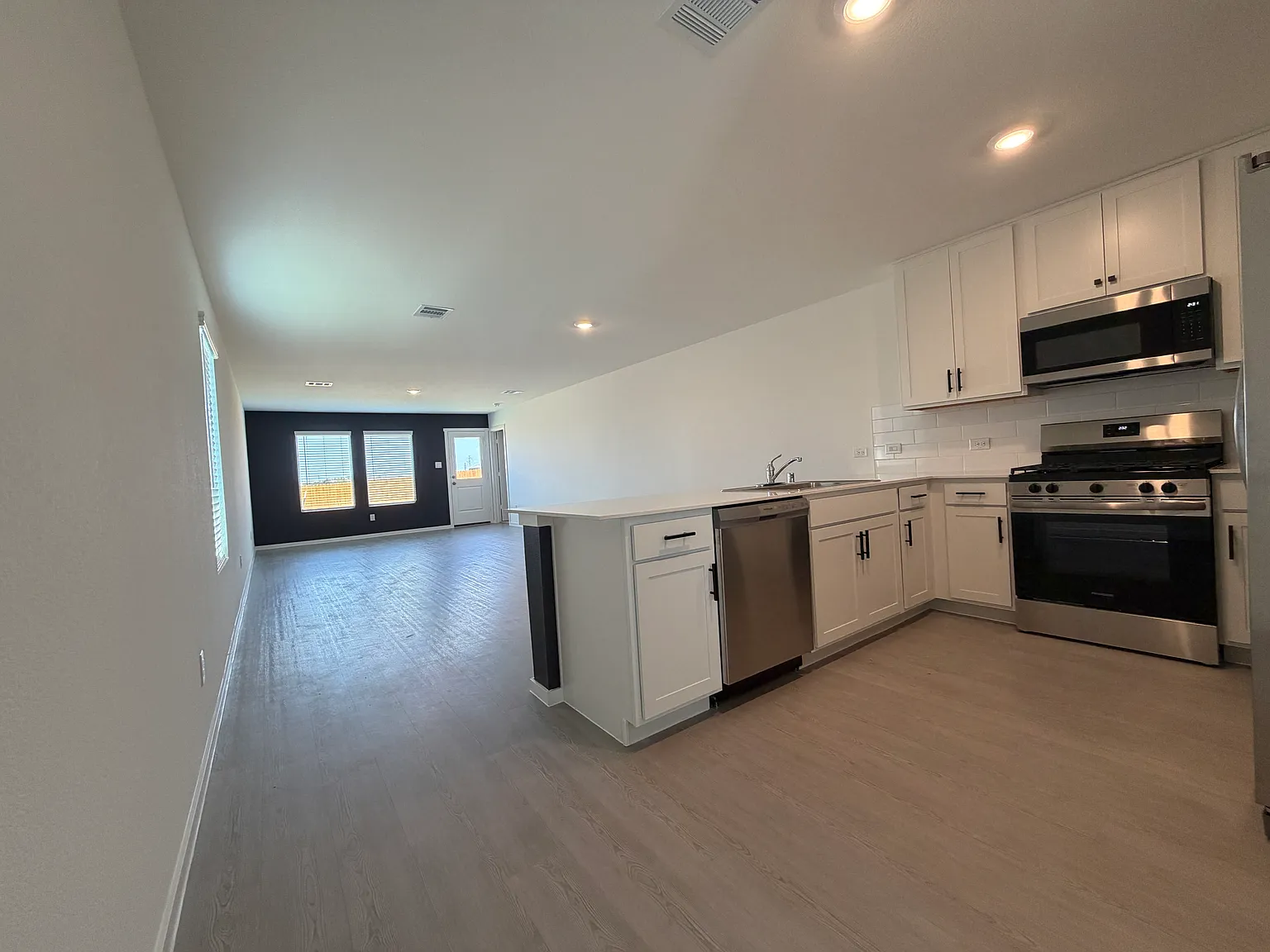 4 bed, 1600 sqft, $2,100 — Photo 2