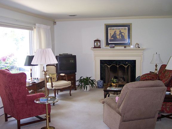 Neutral Living Rm w/Gas Fireplace