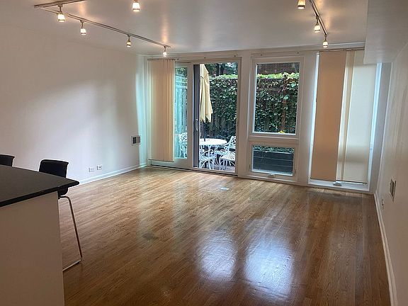 3rd image of 2040 N Larrabee St #A1