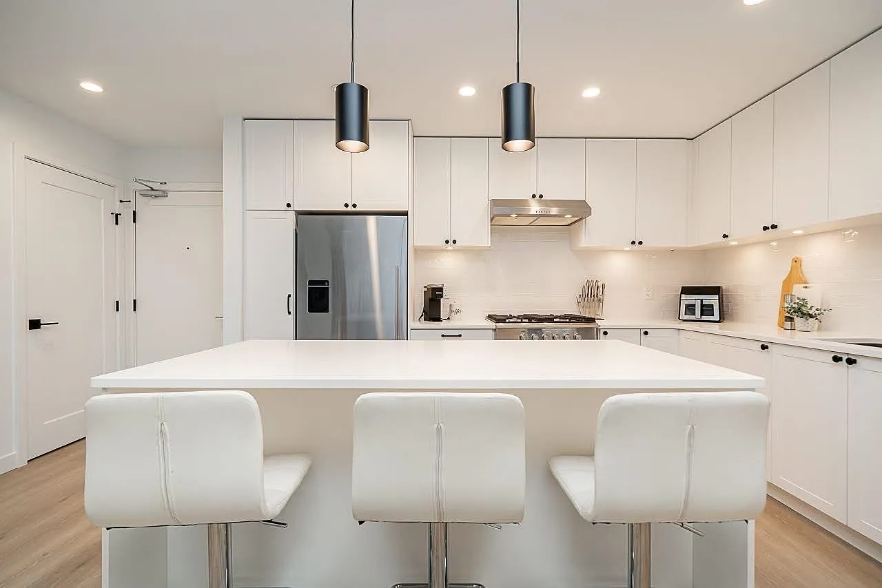 2 bed, 851 sqft — Photo 1
