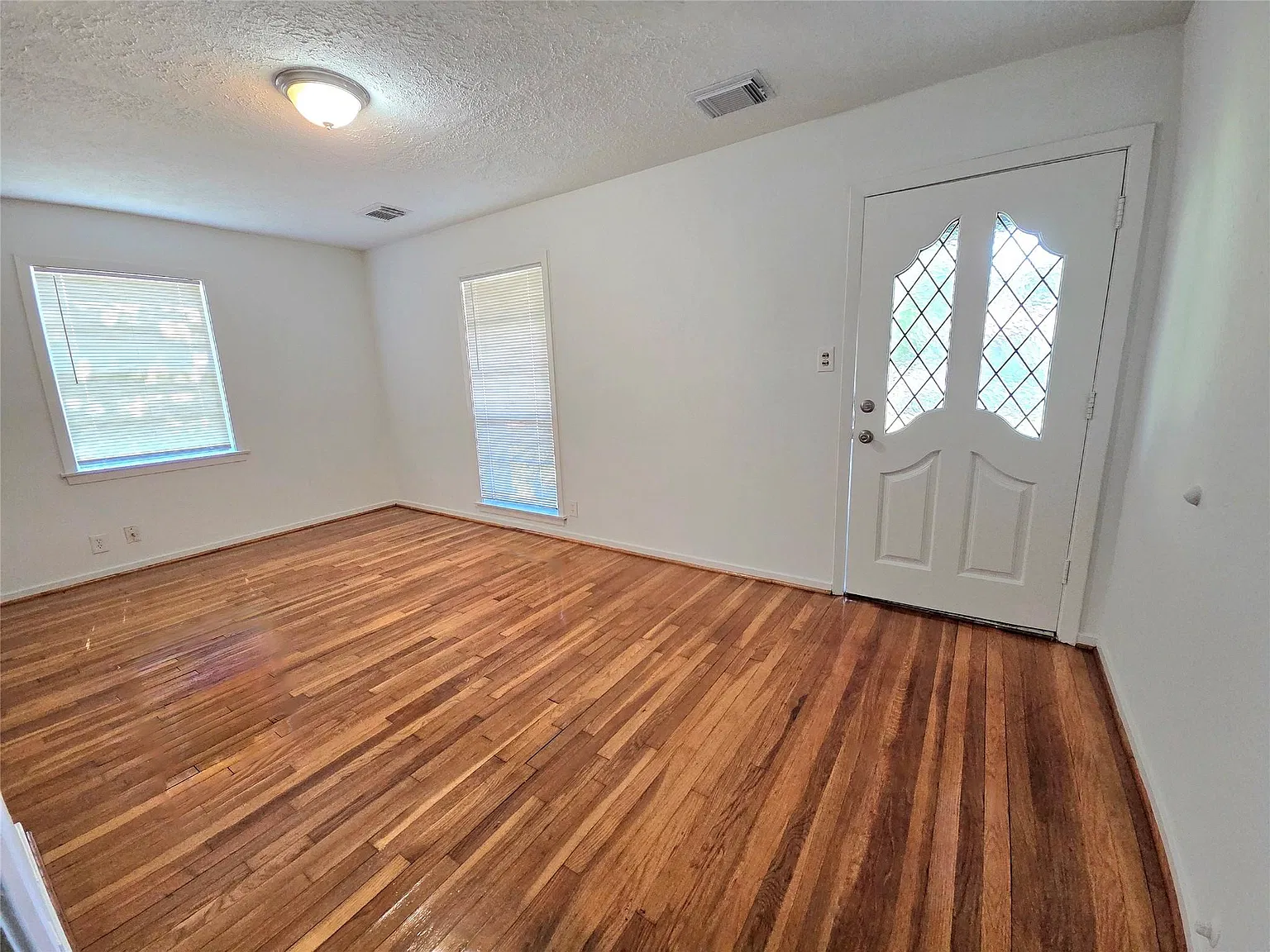 3 bed, 1.0 bath, 1382 sqft, $1,650 — Photo 4