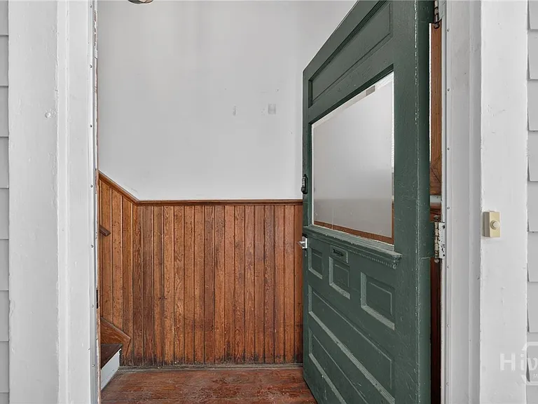 114 W Waldburg St — Photo 9
