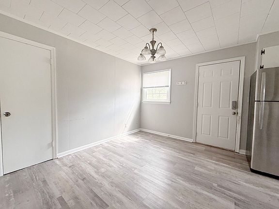 3rd image of 104 Greenlawn Dr #2