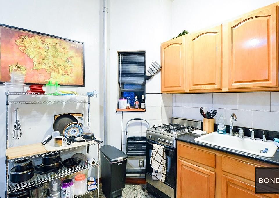 2nd image of 860 9th Ave APT 2RN