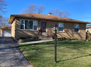 2302 Cedar St, Rolling Meadows, IL 60008