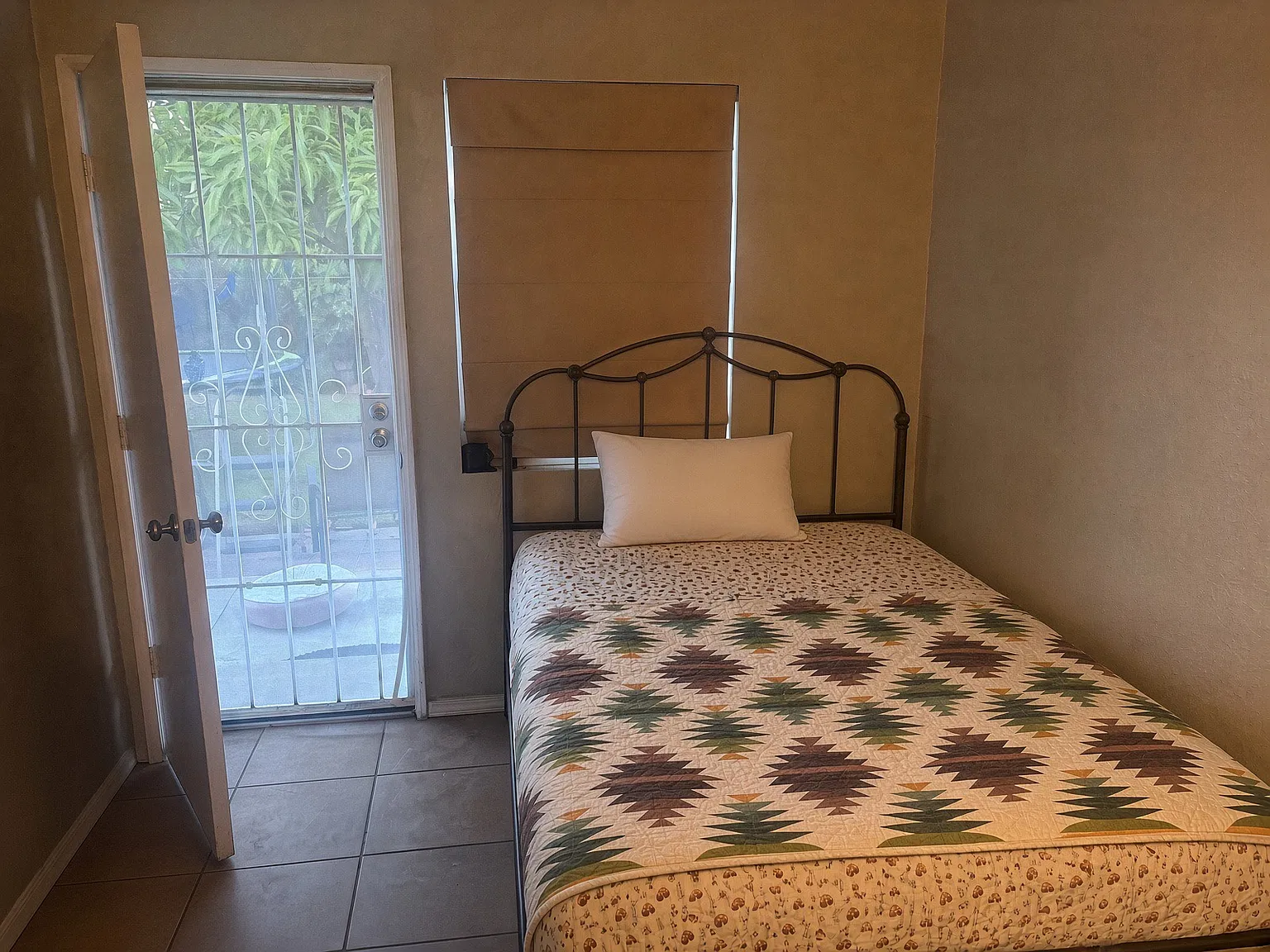 3 bed, 1200 sqft, $700 — Photo 3