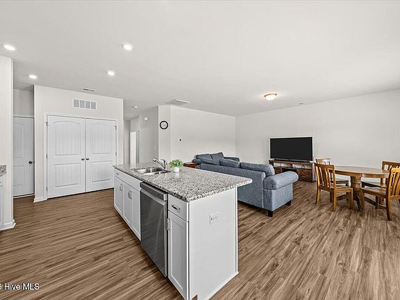 3rd image of 4915 Pioneer Drive