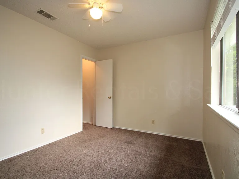 1112 Goodhue Dr — Photo 12