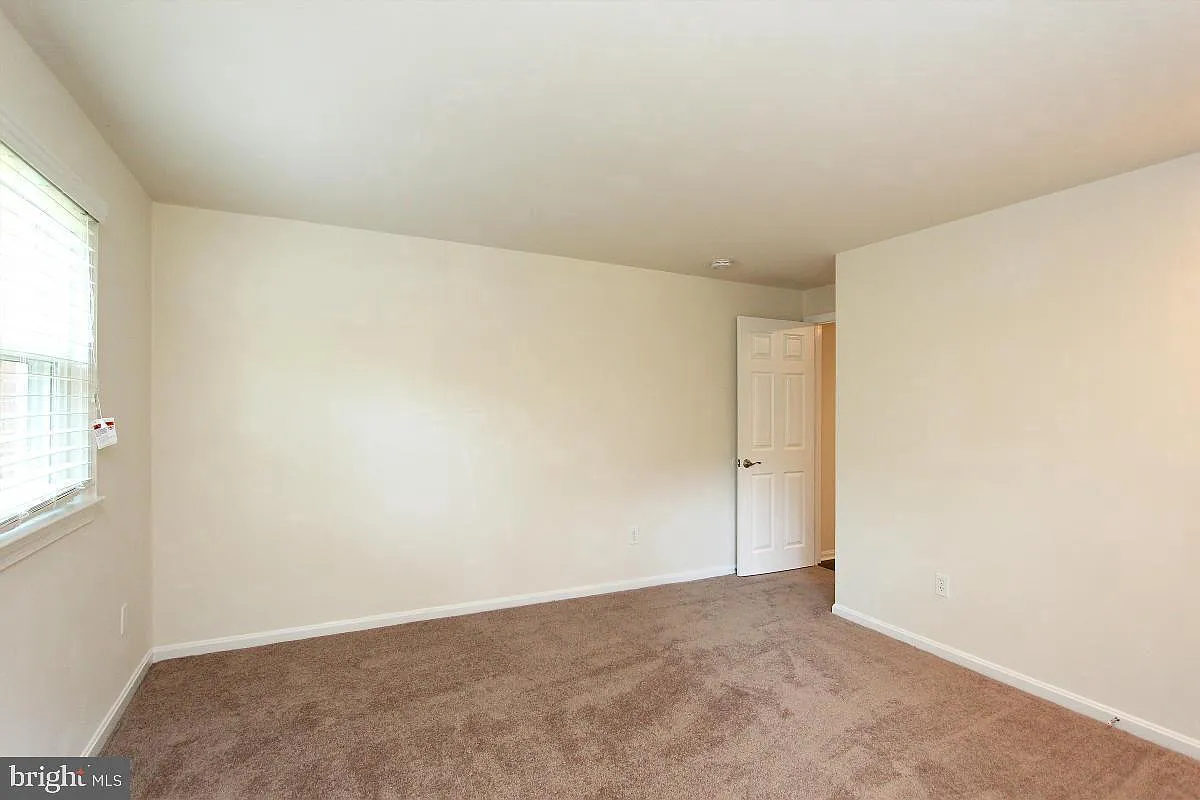 4 bed, 3.0 bath, 2098 sqft, $4,600 — Photo 4