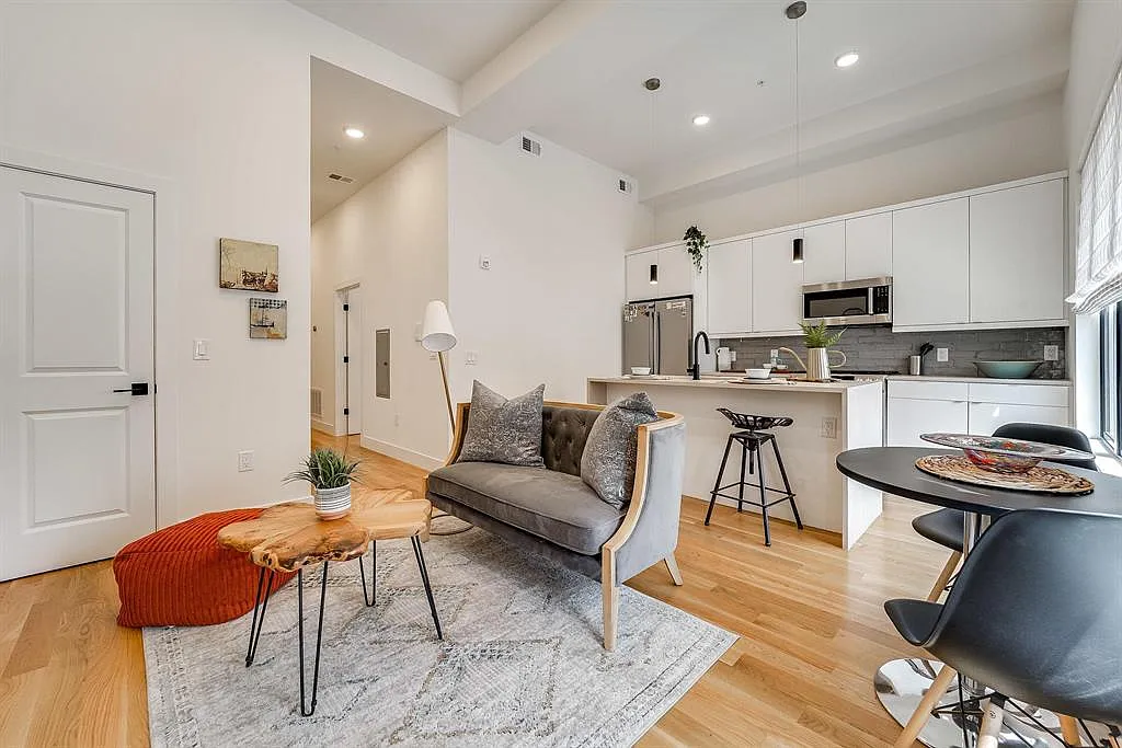2 bed, 950 sqft, $3,300 — Photo 2