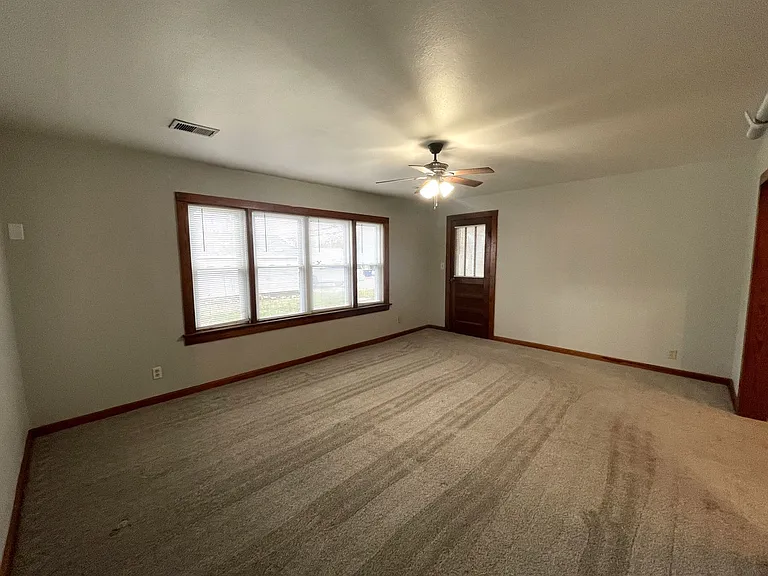 806 E Center St — Photo 6