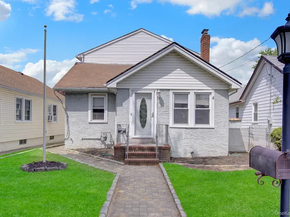255 Rolling Street, Malverne, NY 11565