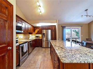 20 Woodcrest Ct, Cranston, RI 02921