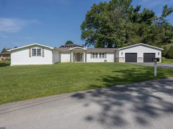 2 Club View Dr, Fairmont, WV 26554