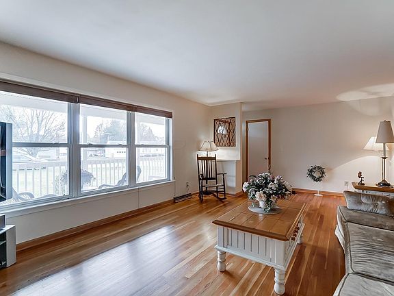 3rd image of 801 Oberlin Dr
